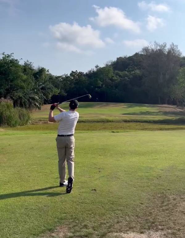 golfen met golfkleding aan Op de golfbaan in de gepaste kleding trainen op de golftechniek in mijn swing