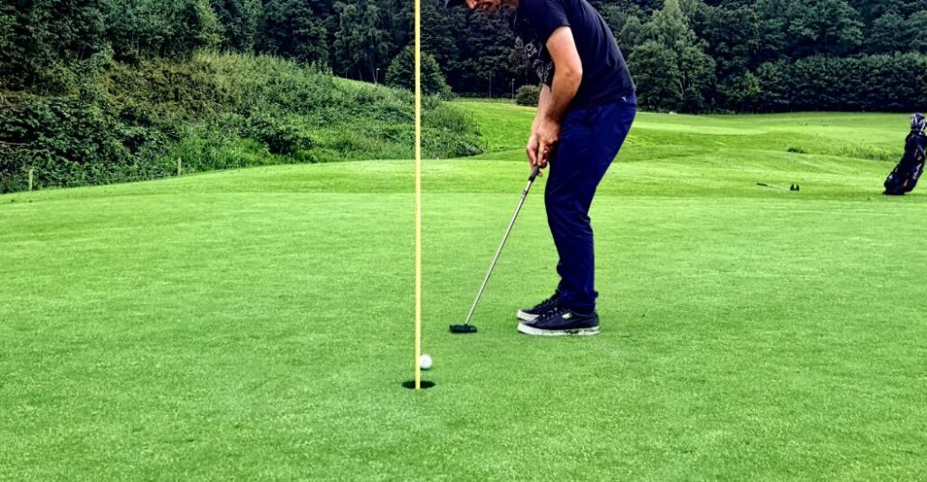 met een putter slaag je de laatste strokes naar de hole met een putter slaag je de laatste strokes naar de hole